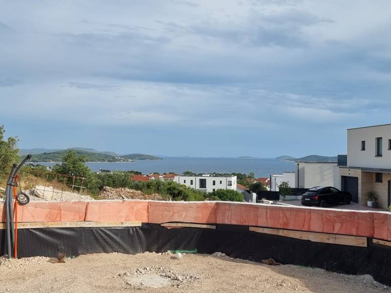 Baugrundstück mit Meerblick, umgeben von Villen in Vodice.
