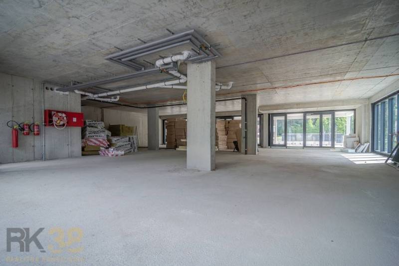 Gewerbeflächen im Umbau mit Glas und Beton, bereit für Anpassungen.