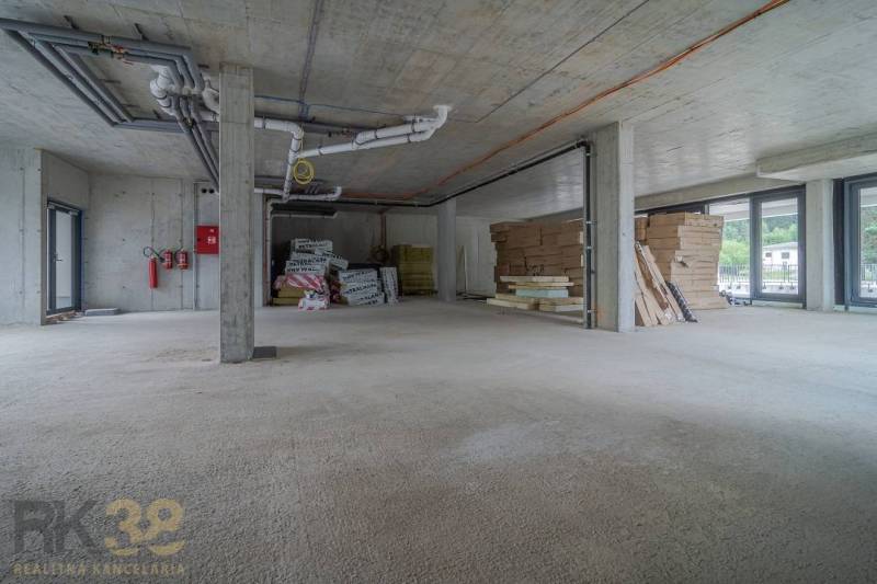 Zukünftige Geschäftsräume mit Baumaterial und Rohrinstallation in Svit.