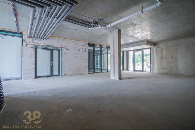 Gewerbeflächen mit großen verglasten Fassaden und Betonelementen in Svit.