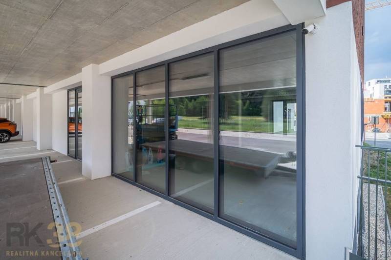 Verkaufslokale mit Glasfassade in Svit mit Parkmöglichkeiten und moderner Architektur.