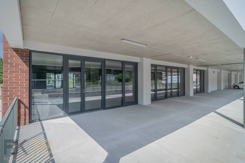 Gewerbeflächen in der Stadt Svit mit verglastem Eingang und Betondecke.