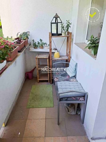 Balkon einer 3-Zimmer-Wohnung mit Blumen, Regalen und Sitzgelegenheiten in BA - Dúbravka.