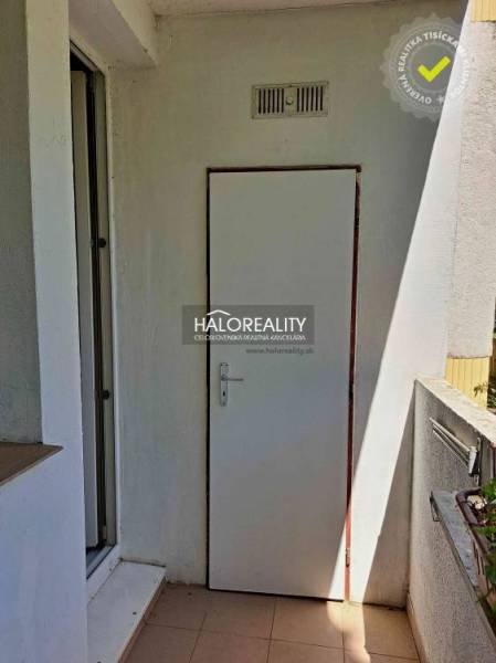 Balkon mit weißen Türen in einer 3-Zimmer-Wohnung, von einer Immobilienagentur gekennzeichnet.