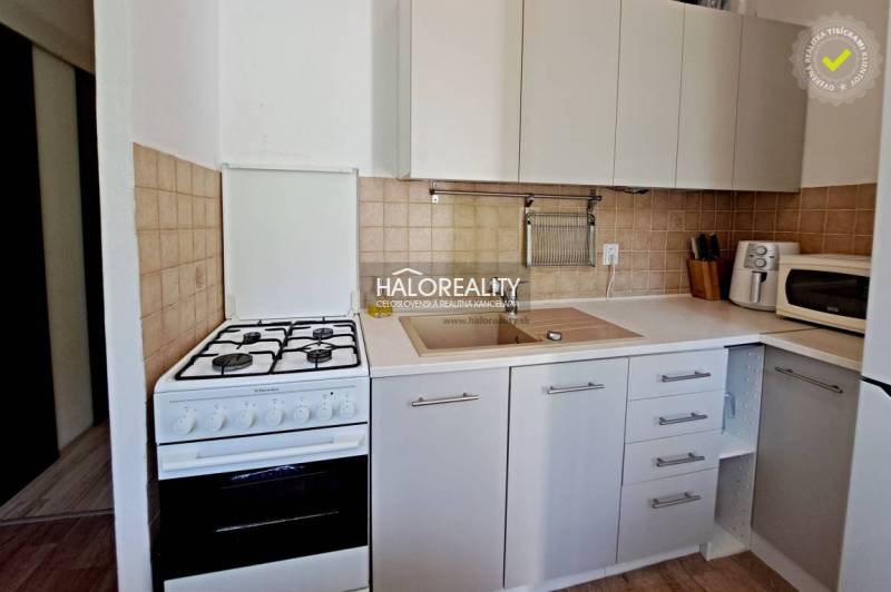 Küche in einer 3-Zimmer-Wohnung mit Herd und Spüle.
