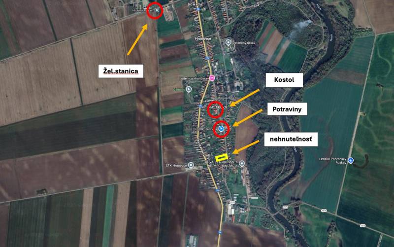 Luftaufnahme von Hronovce mit Markierung der Station, der Kirche, des Lebensmittelgeschäfts und der Immobilie.