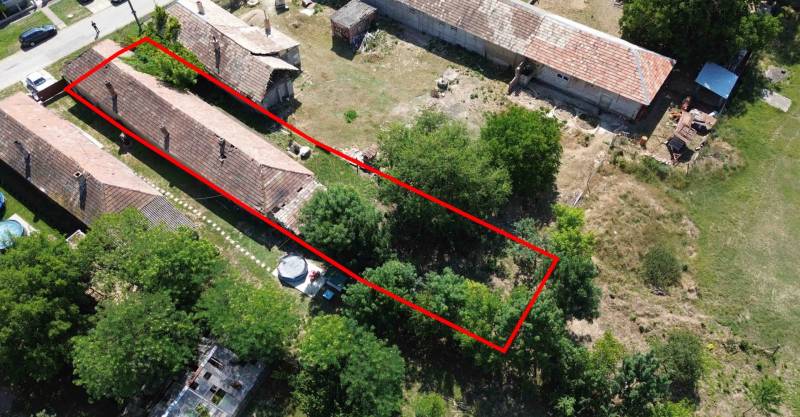 Ein Einfamilienhaus in Hronovce mit Garten und sichtbarem Dach, markiert mit einer roten Linie.