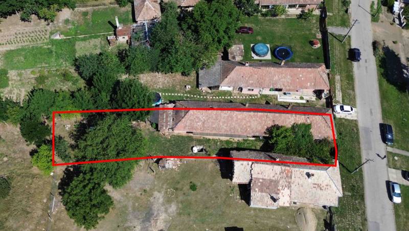 Ein Einfamilienhaus in Hronovce mit einem Grundstück, das von Grünflächen und benachbarten Gebäuden umgeben ist.