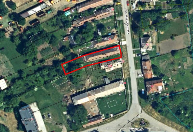 Satellitenkarte von Einfamilienhäusern und Grundstücken in Hronovce mit markierten Parzellen.