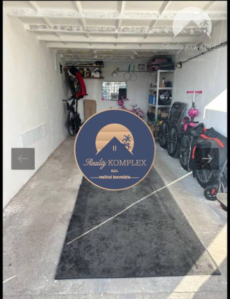 Die Garage enthält Fahrräder, Kinderwagen und Regale mit Stauraum.