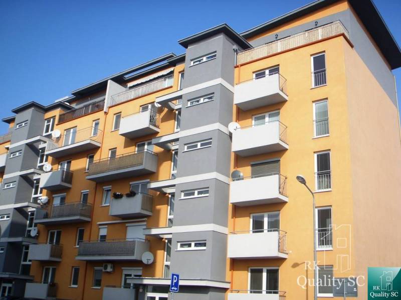 Ein Niedrigenergiegebäude in der Pezinska-Straße in Senec, das moderne Einzimmerwohnungen anbietet.