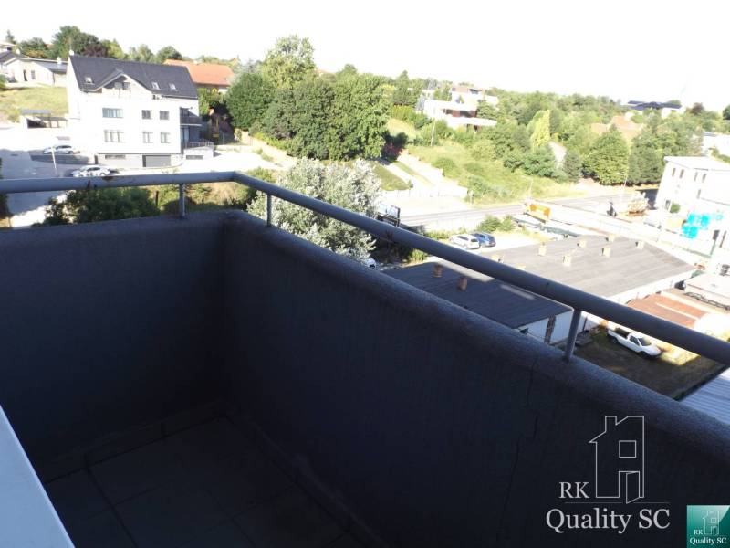 Balkon in einer Einzimmerwohnung in der Pezinska-Straße in Senec mit Blick auf die Umgebung.