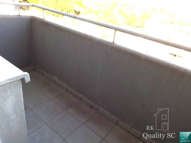 Balkon mit Geländer in einer Einzimmerwohnung in der Pezinska-Straße in Senec.
