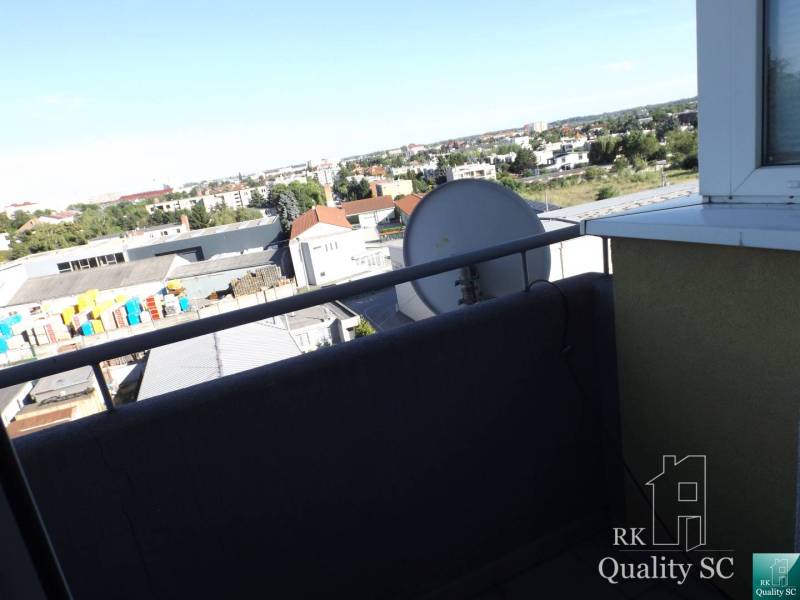Ein Balkon mit Blick auf die Stadt Senec in der Pezinská-Straße, aus einer Einzimmerwohnung.