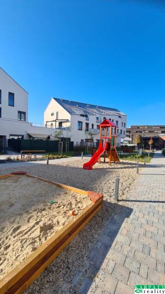 Spielplatz mit Sandkasten und Rutsche in Bratislava - Jarovce in der Perlová-Straße.