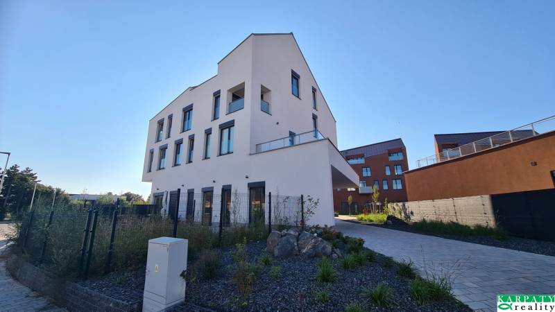 Neubau in der Perlová-Straße in Bratislava - Jarovce mit modernen Fenstern und gestalteter Umgebung.