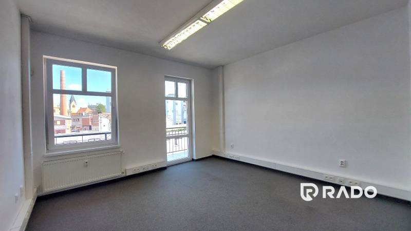 Geräumige Büros mit Fenster und Balkon, die einen Blick auf die Stadt bieten.