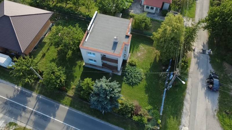 Ein Einfamilienhaus in Rakoľuby, Nové Mesto nad Váhom, umgeben von einem Garten und einer Nachbarschaft.