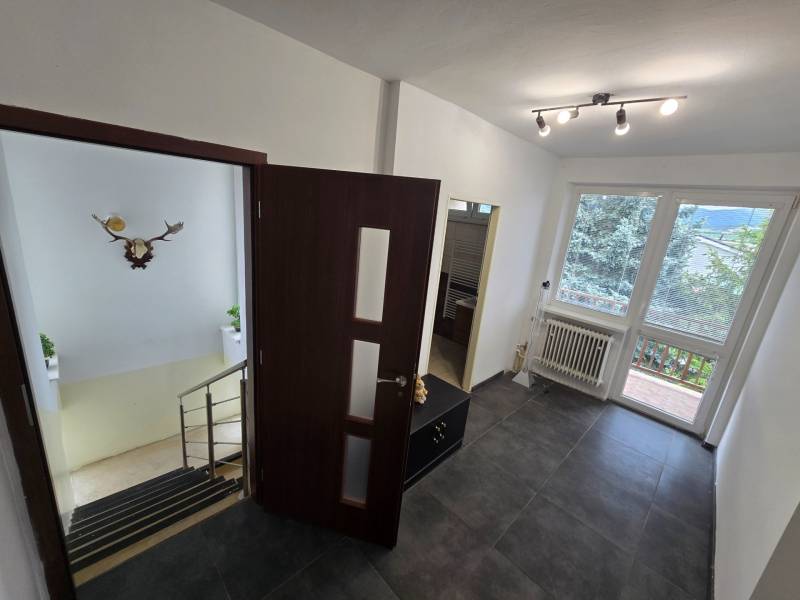 Innenraum eines Einfamilienhauses mit Flur, Treppe und geräumigem Blick auf den Garten.