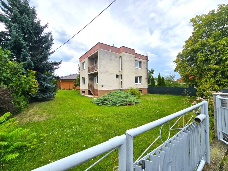Ein Einfamilienhaus in Nové Mesto nad Váhom, umgeben von einem Garten und Grünflächen.