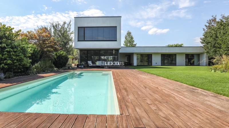 Einfamilienhaus in der Longobardská-Straße in Bratislava - Rusovce mit Pool und großem Garten.