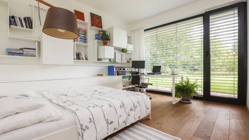 Schlafzimmer mit Arbeitsecke, Holzboden, Blick in den Garten, Bibliothek, Einfamilienhaus.