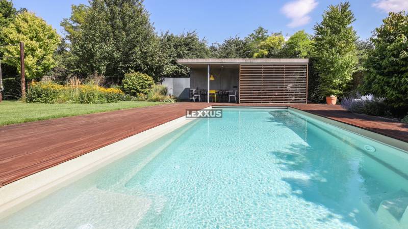 Ein Einfamilienhaus mit Pool, Garten und Terrasse in der Nähe der Longobardská-Straße in Bratislava - Rusovce.