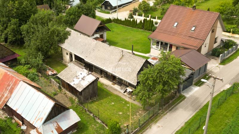 Eine Hütte in Papradno, umgeben von Grün und angrenzenden Gebäuden aus der Vogelperspektive.