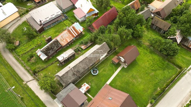 Luftaufnahme von Dorfhäusern, umgeben von Grün in Papradno.