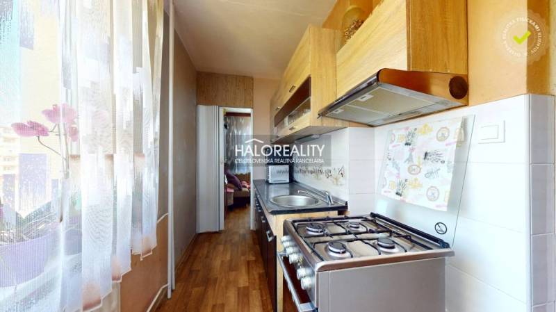 Küche in einer 2-Zimmer-Wohnung mit Herd und Küchenzeile.