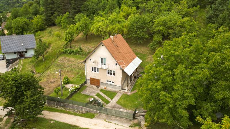 Ein Einfamilienhaus in Papradno mit großem Garten und grüner Umgebung.