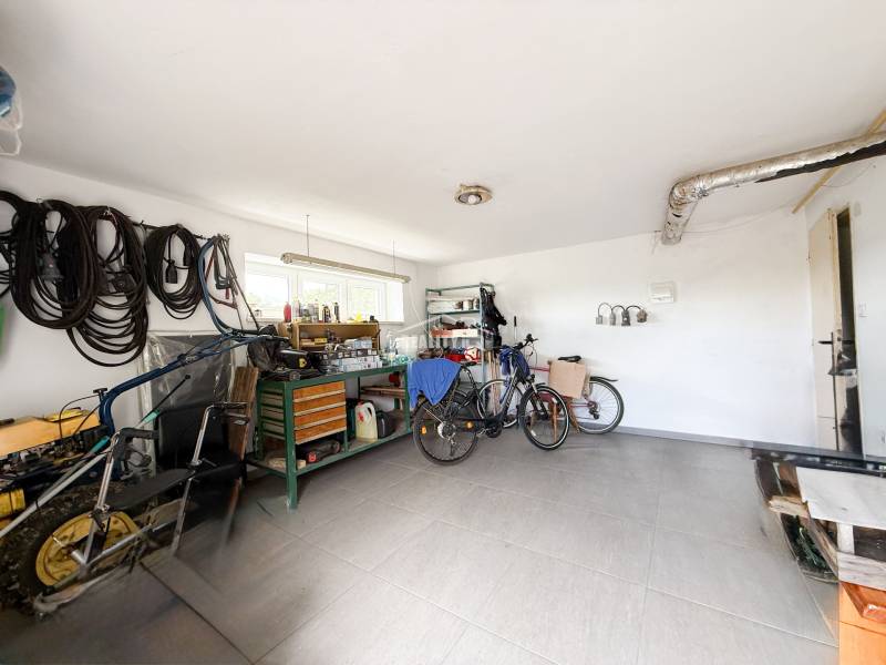 Garage eines Einfamilienhauses mit Fahrrädern und Werkzeug.