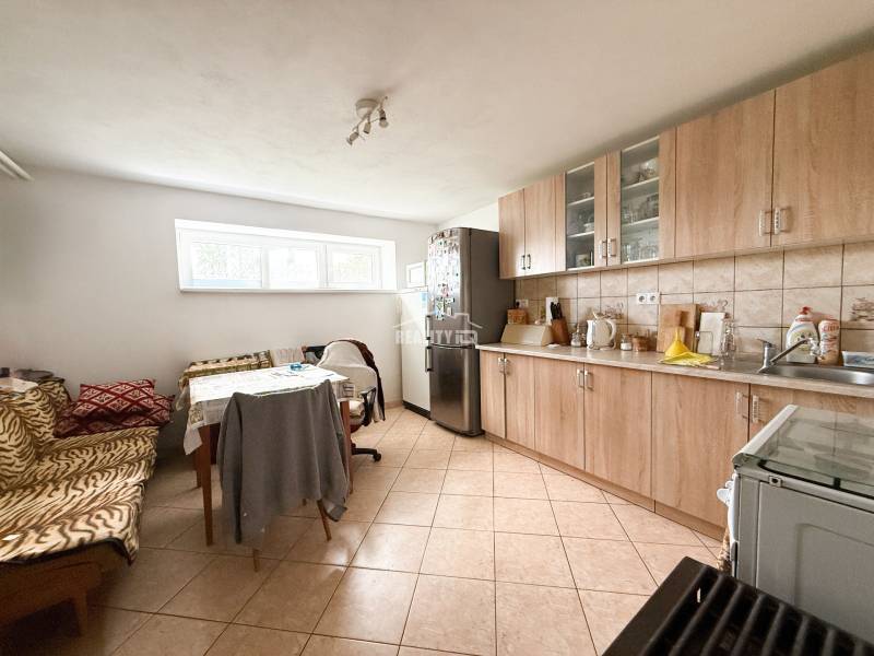 Küche in einem Einfamilienhaus mit Esstisch und Küchenzeile.