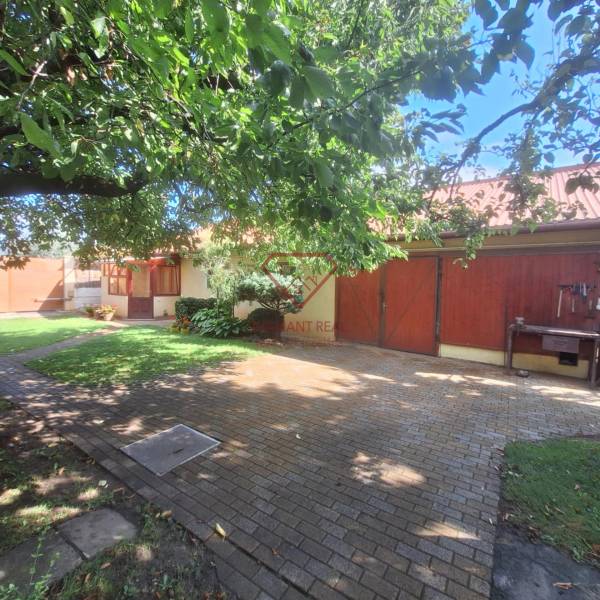 Einfamilienhaus in der Šalská-Straße in Šaľa mit angrenzendem Garten und Garage.