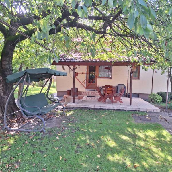Der Garten des Einfamilienhauses in der Šalská in Šaľa mit Pavillon und Schaukel.