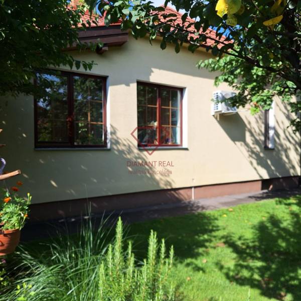 Ein Einfamilienhaus in der Šalská-Straße in Šaľa, umgeben von Grün und Bäumen.