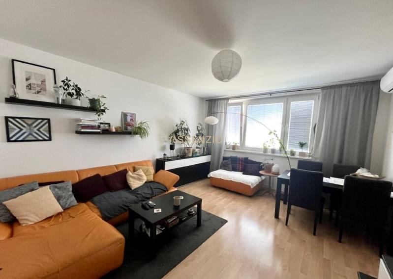 3-Zimmer-Wohnung mit bequemer Couch, Esstisch und Zimmerpflanzen.