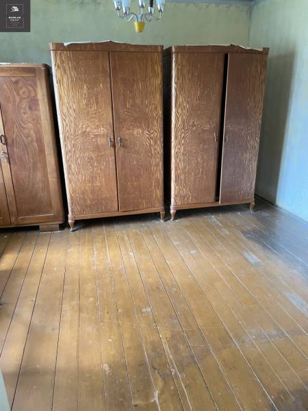 Holzschränke auf einem Holzboden im Zimmer eines Einfamilienhauses.