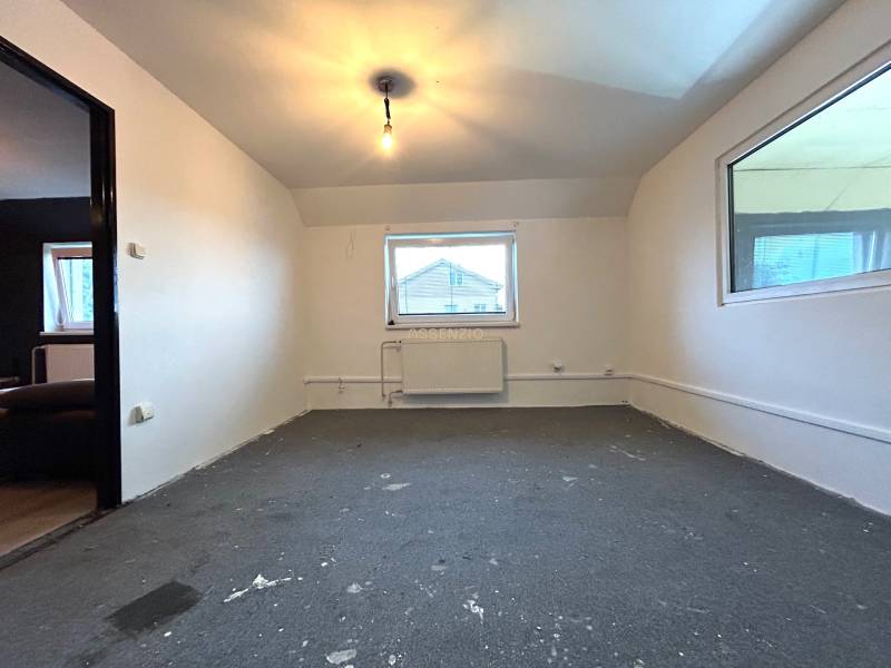 Leeres Zimmer in einer 4-Zimmer-Wohnung mit Fenster, Licht und Heizung.