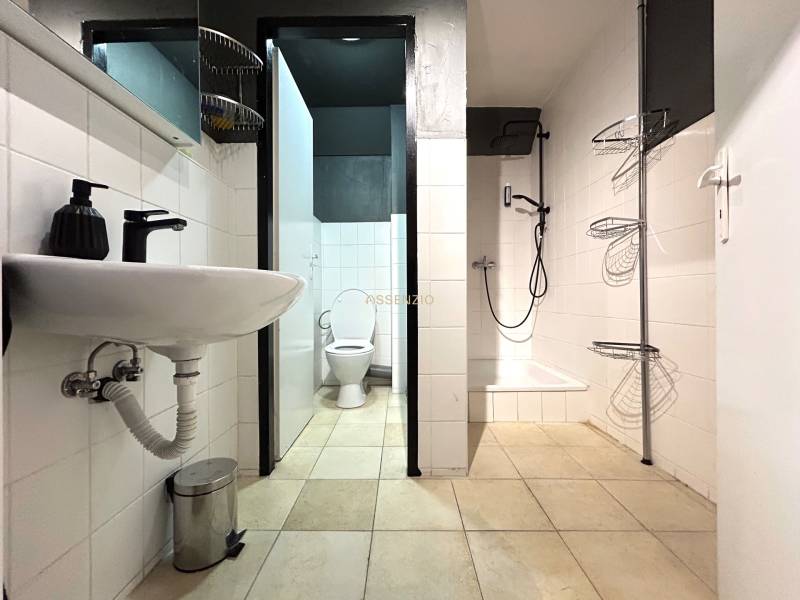 Badezimmer mit Dusche und WC in einer 4-Zimmer-Wohnung.