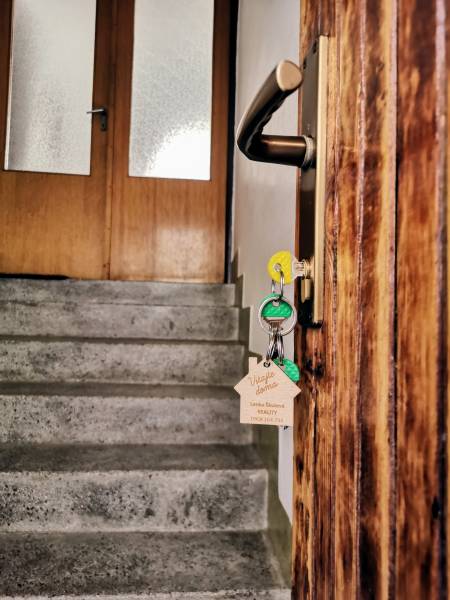 Holztüren mit Türgriff und Schlüsseln führen zu einer Treppe in einem Einfamilienhaus.