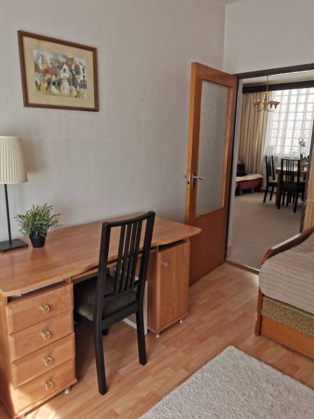 Heimbüro mit Schreibtisch, Stuhl und Blick in das Esszimmer.
