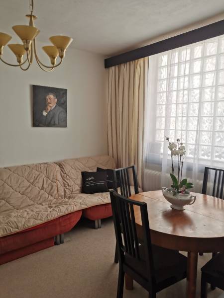 Innenraum eines Einfamilienhauses mit Esstisch, Sessel und Bild an der Wand.