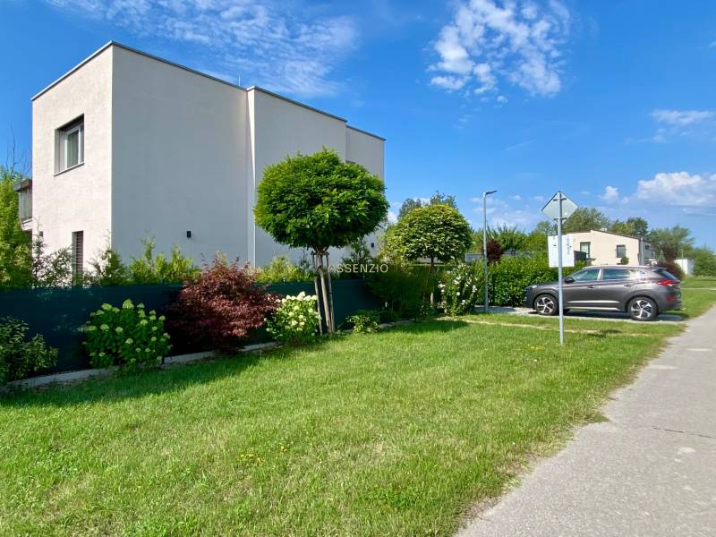 Einfamilienhaus in Vojka nad Dunajom mit angrenzendem Garten und Parkplatz auf dem Grundstück.