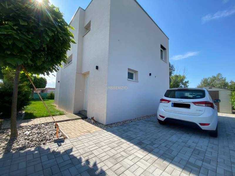Einfamilienhaus in Vojka nad Dunajom mit Garten und Parkmöglichkeiten.