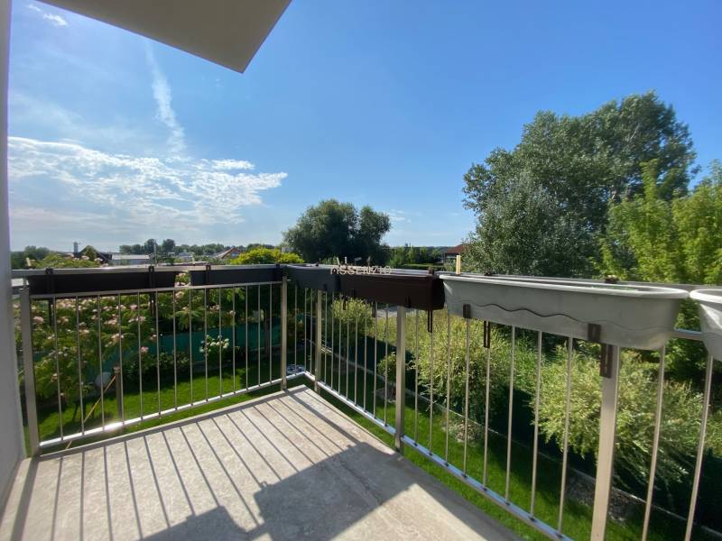 Der Balkon eines Einfamilienhauses in Vojka nad Dunajom mit Blick auf den grünen Garten.
