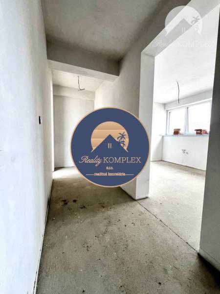 Flur in einem Einfamilienhaus, weiße Wände, großes Fenster, Vorbereitung für Elektroinstallation.