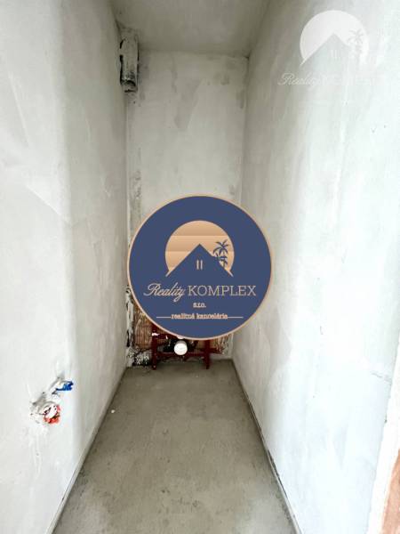 Ein unvollendeter Raum in einem Einfamilienhaus mit Anschlüssen für ein Waschbecken oder eine Toilette.