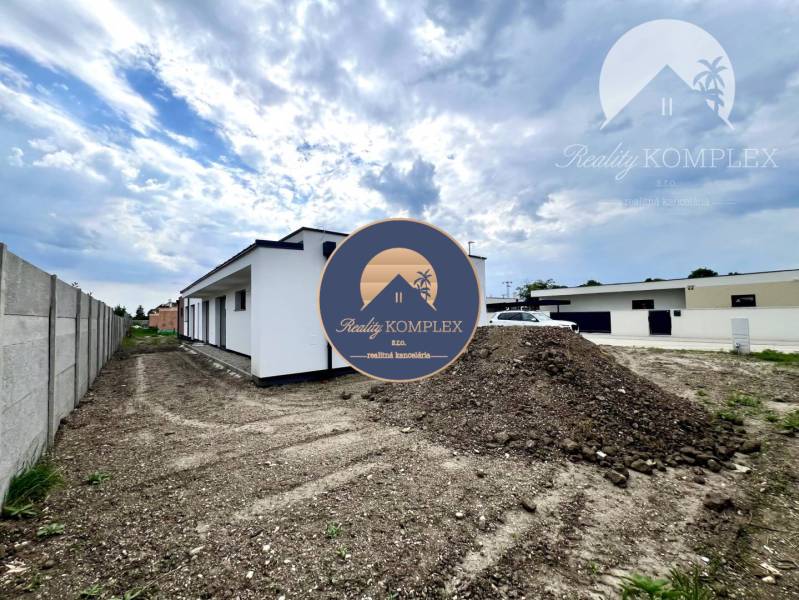 Ein Einfamilienhaus in Miloslavov mit Grundstück und Bau, der Himmel ist bewölkt.