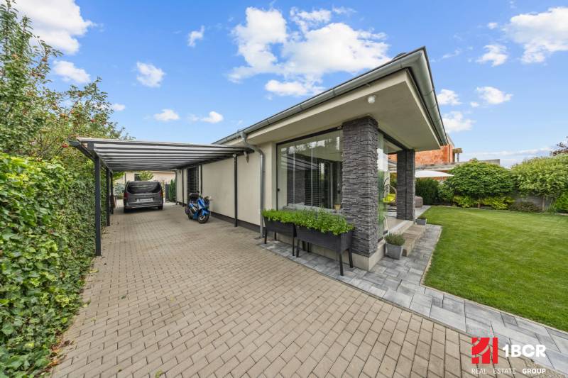 Einfamilienhaus in der Feniklová-Straße in Malinovo mit Garten und Carport.